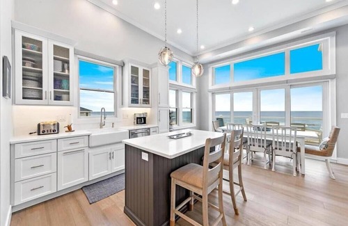North Beach Haven Casa | New Oceanfront in Peahala Park . Sleeps 11 .