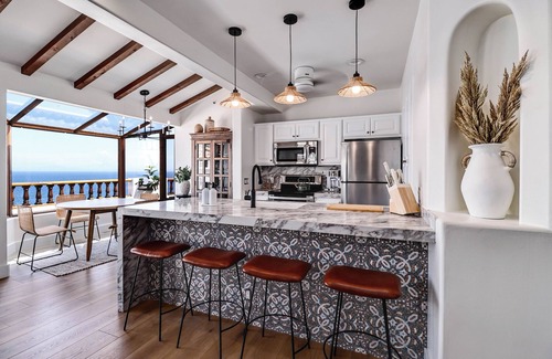 Catalina Island Condominio | New Oceanfront Villa in Hamilton Cove. Golf Cart, Terrace + Easy Access