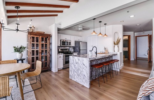 Catalina Island Condominio | New Oceanfront Villa in Hamilton Cove. Golf Cart, Terrace + Easy Access