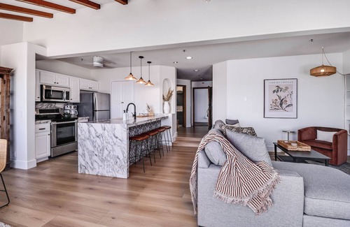 Catalina Island Condominio | New Oceanfront Villa in Hamilton Cove. Golf Cart, Terrace + Easy Access