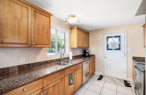 Entertainment District Casa | NEW Old Town Oasis, Putting Green, Walk to Downtown