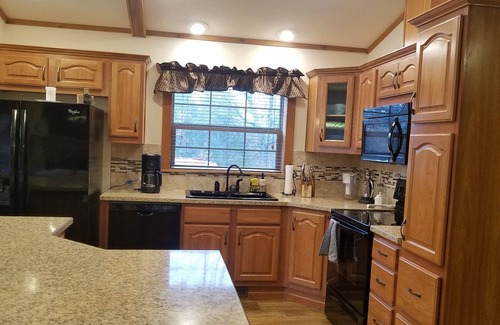 Springville Casa | Nuevo en el mercado. Cabaña con 3 camas y 3 baños rodeada de bosque.