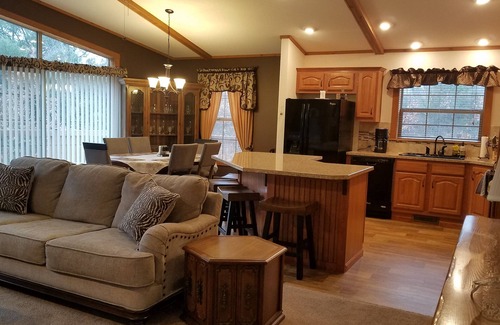 Springville Casa | Nuevo en el mercado. Cabaña con 3 camas y 3 baños rodeada de bosque.