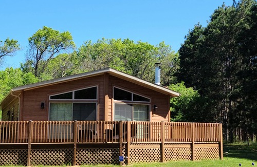 Springville Casa | Nuevo en el mercado. Cabaña con 3 camas y 3 baños rodeada de bosque.