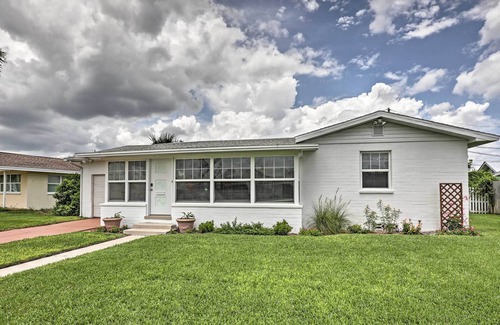 Rosemont Cabaña | ¡NUEVO! Ormond Beach Cottage w / Patio - Walk to Ocean!