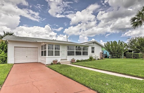 Rosemont Cabaña | ¡NUEVO! Ormond Beach Cottage w / Patio - Walk to Ocean!