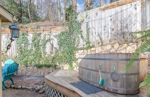 Chimney Rock Casa | New owner! Lake Lure Cottage + Hot Tub + King suite!