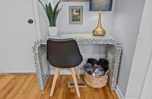 Downtown Casa | New Owners! Downtown Corner Cottage-Pet Friendly