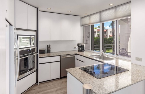 Wailea Condominio | New! Palms 702 - Romantic Retreat - Split AC in Bedroom - Open-Air Living Area