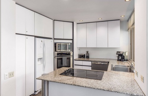 Wailea Condominio | New! Palms 702 - Romantic Retreat - Split AC in Bedroom - Open-Air Living Area