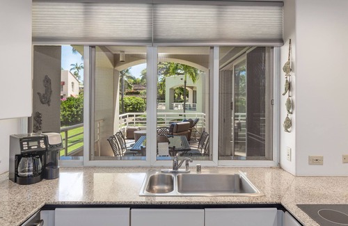 Wailea Condominio | New! Palms 702 - Romantic Retreat - Split AC in Bedroom - Open-Air Living Area