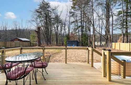New Paltz Casa | New Paltz Zen Wellness Cabin w/ Hot Tub