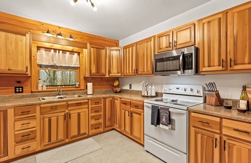 Ashe County Cabina | NEW!! Paradise Valley Hideaway | Stunning MTN views