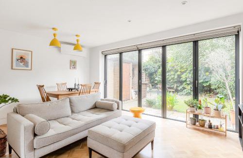 Stepney Green Casa | New! Peaceful 2BR House with Garden, Zone 2