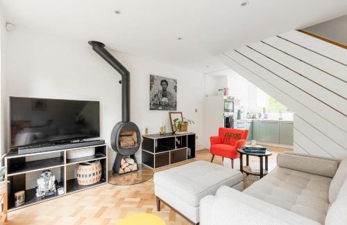 Stepney Green Casa | New! Peaceful 2BR House with Garden, Zone 2