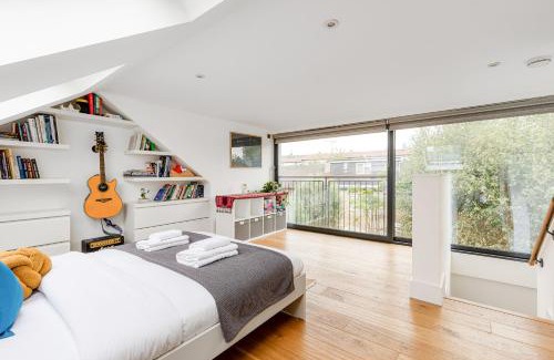 Stepney Green Casa | New! Peaceful 2BR House with Garden, Zone 2
