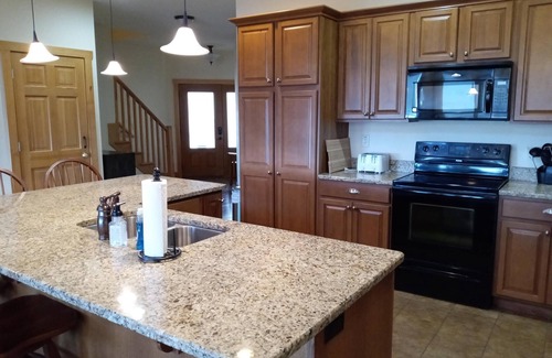 Wolf Laurel Cabina | New! Peaceful Mountain Views, Deck, Trails nearby, Pool Table.