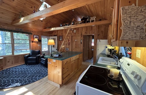 Cook Cabina | New Peaceful Retreat/Frazer Bay w/2 bedrooms 1 bath, 2 docks, fits 3 boats, wifi