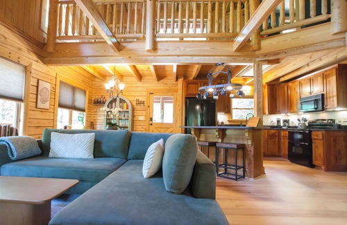 Dawsonville Cabina | NEW! Perfect for Fall Weather! - Renovated Riverfront Log Cabin with Firepits