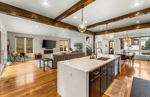 University Park Casa | New! Perfect for group/family! Trampoline/FirePit