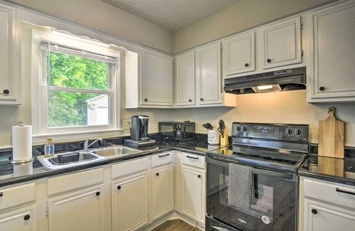Greensboro Casa | NEW! Pet-Friendly Home - 2 Mi to UNC Greensboro!