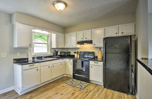 Greensboro Casa | NEW! Pet-Friendly Home - 2 Mi to UNC Greensboro!