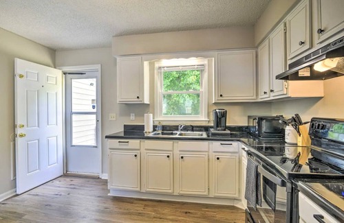 Greensboro Casa | NEW! Pet-Friendly Home - 2 Mi to UNC Greensboro!