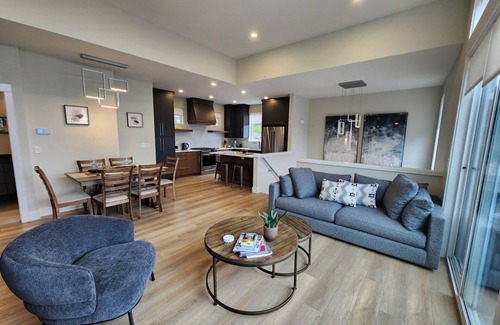 Regional District of Nanaimo Casa | New pet friendly house with amazing mountain and water views