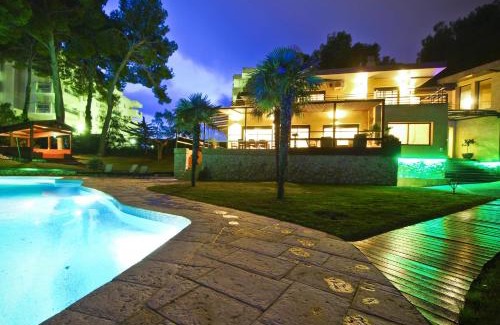 Cap de Salou Villa | New Play Lake Villa