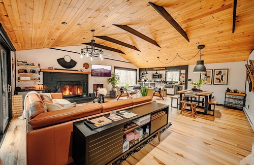 Pocono Lake Cabina | NEW Pocono Lake Modern & Cozy Cabin, Hot Tub, Pools