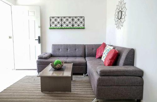 León Apartamento | NEW Poliforum 2BR Modern Apartment