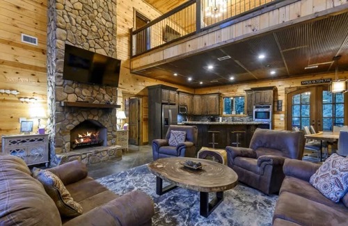 Hochatown Cabina | NEW! POOL! 5BR Pond-Hot Tub-Games - Sleeps 19