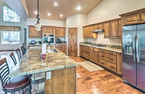 Sierra Pines Cabina | ⭐️New Premier Listing⭐️ Spacious, Private Cabin in Pine Top Show Low Grill+Deck+AC