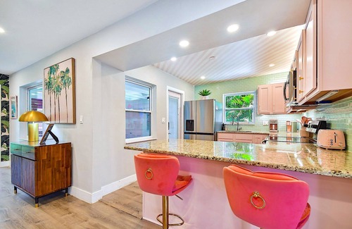 South Pinellas Community Council Casa | NEW! Pretty-n-Pink MidCentury Mod Pool/Beach Home