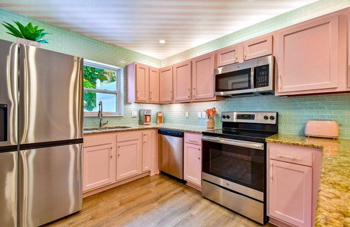 South Pinellas Community Council Casa | NEW! Pretty-n-Pink MidCentury Mod Pool/Beach Home