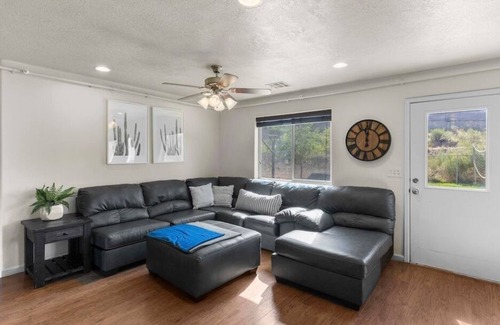La Verkin Casa | New Private Home - 19+ Guest - Game Room - 20 mins to Zion National Park