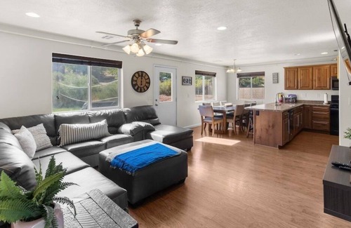 La Verkin Casa | New Private Home - 19+ Guest - Game Room - 20 mins to Zion National Park