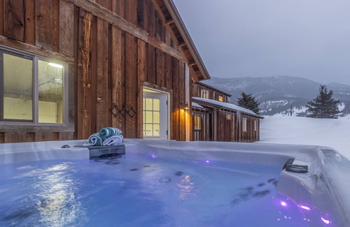 Gallatin Gateway Casa | NEW! Private Hot Tub, minutes to Town Center & Big Sky Resort - Primrose Hideaway