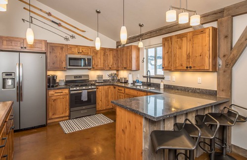 Gallatin Gateway Casa | NEW! Private Hot Tub, minutes to Town Center & Big Sky Resort - Primrose Hideaway