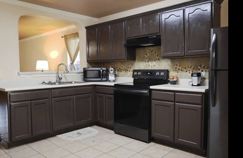 Bonanza Casa | ★ NEW PRIVATE WORK/TRAVEL SUITE in Laredo! ★