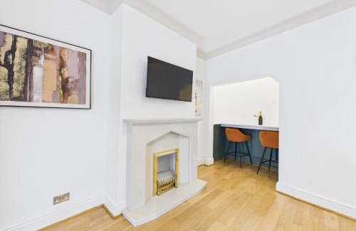 Cheltenham Casa | NEW Queens Road Property by Signature Stays