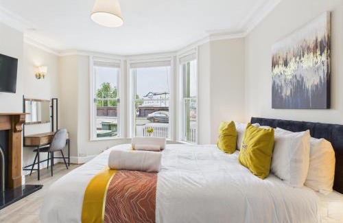 Cheltenham Casa | NEW Queens Road Property by Signature Stays