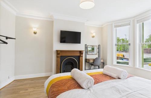 Cheltenham Casa | NEW Queens Road Property by Signature Stays