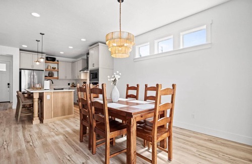 Meridian Casa | NEW! Relax, Play & Stay! Contemporary Fam Friendly Home with Firepit, Bikes (2) & Community Perks