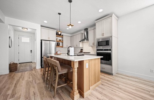 Meridian Casa | NEW! Relax, Play & Stay! Contemporary Fam Friendly Home with Firepit, Bikes (2) & Community Perks