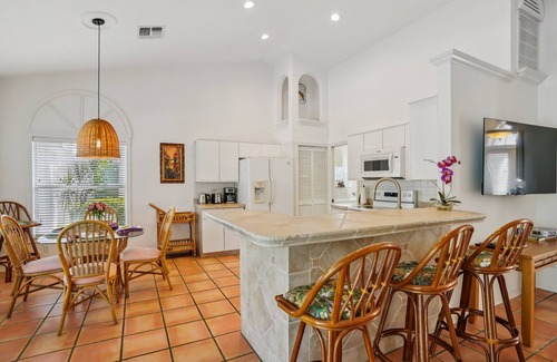 Crown Pointe Casa | NEW! Relaxed Tropical Retreat 5 miles to Beach