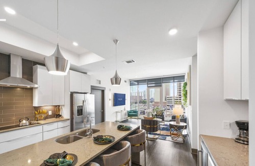 Second Ward Apartamento | NEW Reluxme | High-Rise Escape 2BD w/King Top Amenities🏙️