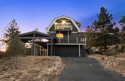 Big Bear City Cabina | New Remodel*Arcade*Hot Tub*Air Conditioning*Lake 2 Miles*Mountain Views/Trails