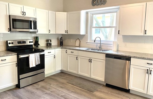 St. Charles Historic District Casa | New Remodel in St. Charles - Sleeps 10! New patio! Large Fenced-in backyard!