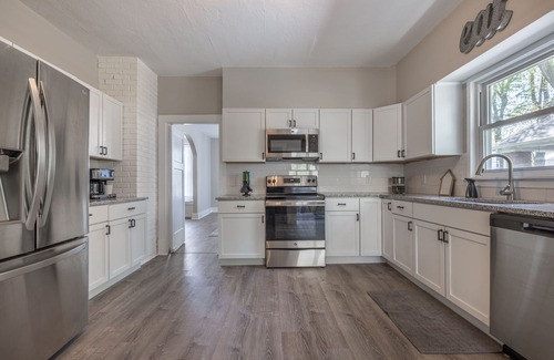 St. Charles Historic District Casa | New Remodel in St. Charles - Sleeps 10! New patio! Large Fenced-in backyard!
